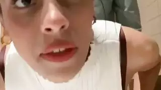 خادمة عربية تنيك واقفة بورن في الحمام