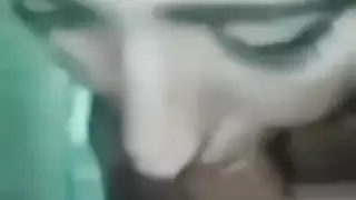 الفتاة المثيرة تمص قضيب حبيبها بعمق