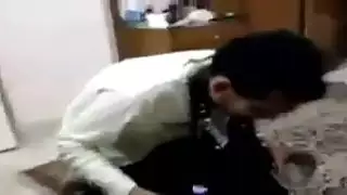 لعب زوجي عنيف: الفتاة الجزائرية تسيطر باستخدام قضيب صناعي وسوط