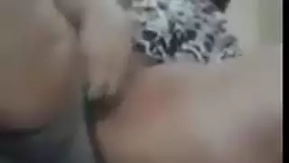 عاهرة في حجاب تئن بينما يمط القضيب الصلب كسها الصغير