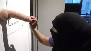 خيال محظور: امرأة عربية تختنق بقضيب ضخم