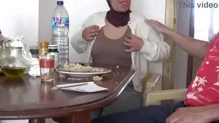 فتاة تركية مشعرة تأخذ قضيب موز ضخم