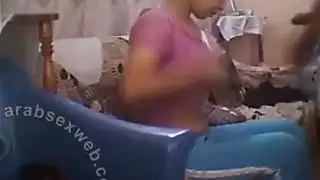 طالبة عربية شابة تأخذ السائل المنوي على وجهها