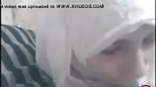 فعل فموي صريح مع فتاة عربية صغيرة