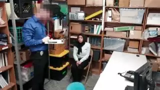 نيك بالسلطة: ضابط في الزي ينيك مشتبهات مقيدة