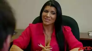 زميلة هائجة تأخذ زب وتُلمس ثدييها الضخمين
