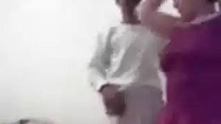 معلم مثار ينيك كس مراته الضيق بعنف