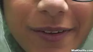 تعرية ميا خليفة الإباحية في المكتبة وجنس فموي
