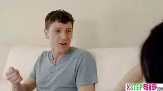 مشهد إكس إكس إكس: الفاتنة الشقراء تختنق بالقضيب العملاق