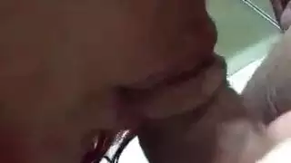 عارضة جنس تأخذ عدة زبور بعمق
