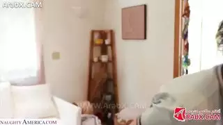امرأة ناضجة تعلم درساً للجار المتلصص