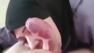 إظهار الشعر إثم، لكن مصّ هذا القضيب مقدس