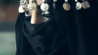 زوجة عربية تتلقى عقابًا صارمًا من زوجها المشاغب