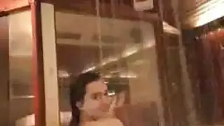 فتاة مكتنزة تخلع شورتها الأصفر من أجل مشهد إباحي مكثف