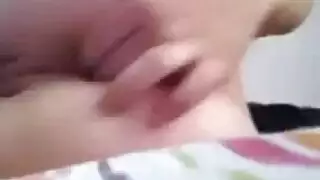 مراهقة تجسس تم فضحها وممارسة الجنس معها بقوة في مشهد إباحي جماعي