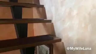 فم الجارة المبلل يأخذ عضوه القاسي بعمق