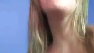 شقراء في فيلم إباحي تمارس الجنس الفموي قبل القذف داخلها