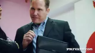 قائد شاب يمارس إيلاج مزدوج مع عارضات مثيرات