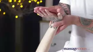 سمراء تحصل على تدليك مهبلها المبلل قبل جنس قوي