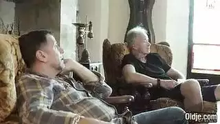 بنت ينيكها جدها حالهم للبيت