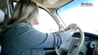 أحضرت أمي إلى المنزل أول بوم شقراء لها
