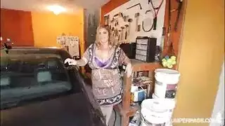 سمينة سوداء وجميلة بيضاء