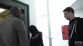 تطلب من زوجها ينيك طيز ابنته