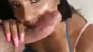 روز مونرو تفتح ساقيها لممارسة جنس صارم ولعق مهبل جامح