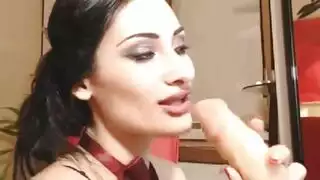 بيانكا تصرخ من الضرب القاسي في هذا المقطع الإباحي