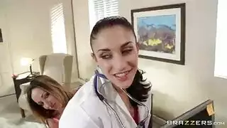 مساعد أنثى مع شعر مضفر تمارس الجنس غير الرسمي مع رجل تريد أن تثير الإعجاب