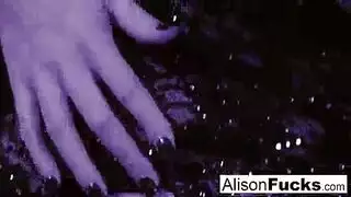 العاهرة الشقراء الممتلئة تتوسل للجماع العنيف في حلقها كل يوم