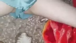 خاتم زواج على إصبعها وساقيها مفتوحتان للزباب الأجنبية