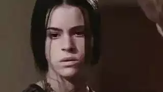 بستاني يدفع عضوه في شق المراهقة المقيدة والمبلل