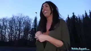 الثدي والمؤخرة الصناعيان يجعلانها نجمة إباحية كاملة