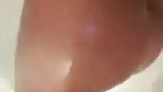شقراء تفرك فرجها بديلدو تحت الدش