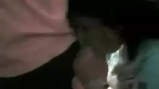 مراهقة سمراء ناعمة تكشف كل شيء في فيلم إباحي