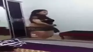 ولد وامه البيضه الجامده في المطبخ