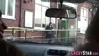 كوغار شقراء يائسة للنقود تستمني في بيكيني صغير للعدسة