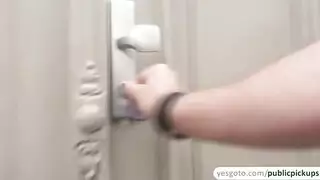 نجمه إباحية تستمني بكسيها الحليق أمام الكاميرا
