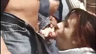 جميع الشباب ينيكون فتاتن واحدة ويلعبون في يدهم في كسها