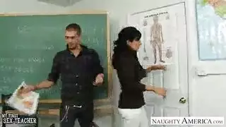 المعلم المشاغب هو جعل الحب مع طلابها مثليه، كل مرة في حين، في غرفتها الخاصة