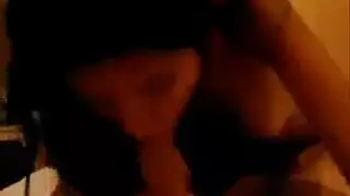مقطع إباحي: مراهق يداعب ويلعق ثدييها الضخمين