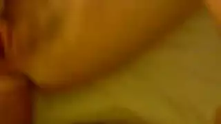 جماع الخريف الحلو: يدها تمسك بقضيب ضخم نابض