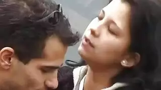 جنس على غطاء محرك السيارة والغرباء يشاهدون