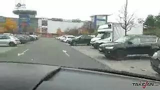شقراء مرتدية جوارب سوداء طويلة تأخذ قضيبًا صلبًا من مدلك مشعر
