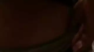 أشقر وسيم يأخذ قضيبين ضخمين في فمه ومؤخرته