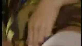 زوجة أم شقراء تتوق لقضيب كبير بينما تصف كل دفعة لزوجها