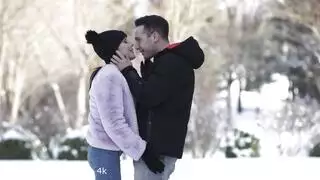 قضيب أسود كبير يملأ ويوسع فرجًا صغيرًا
