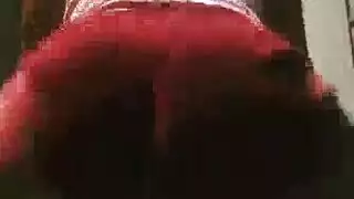 استخراج الأثداء الكبيرة: دي تتعرى بعد صراع مع الدنيم