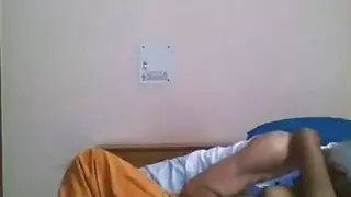 شرطية مثارة تنزل على ركبتيها من أجل قضيب نابض قاس